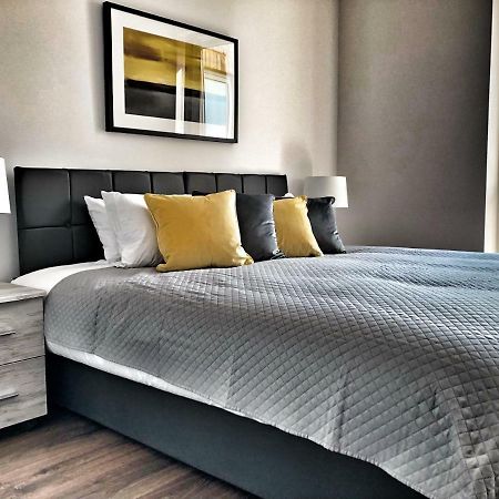 Luxury 2 Bed 2 Bath Apartment 18 Mins From Central London - Sleeps 6 Watford  Exterior foto