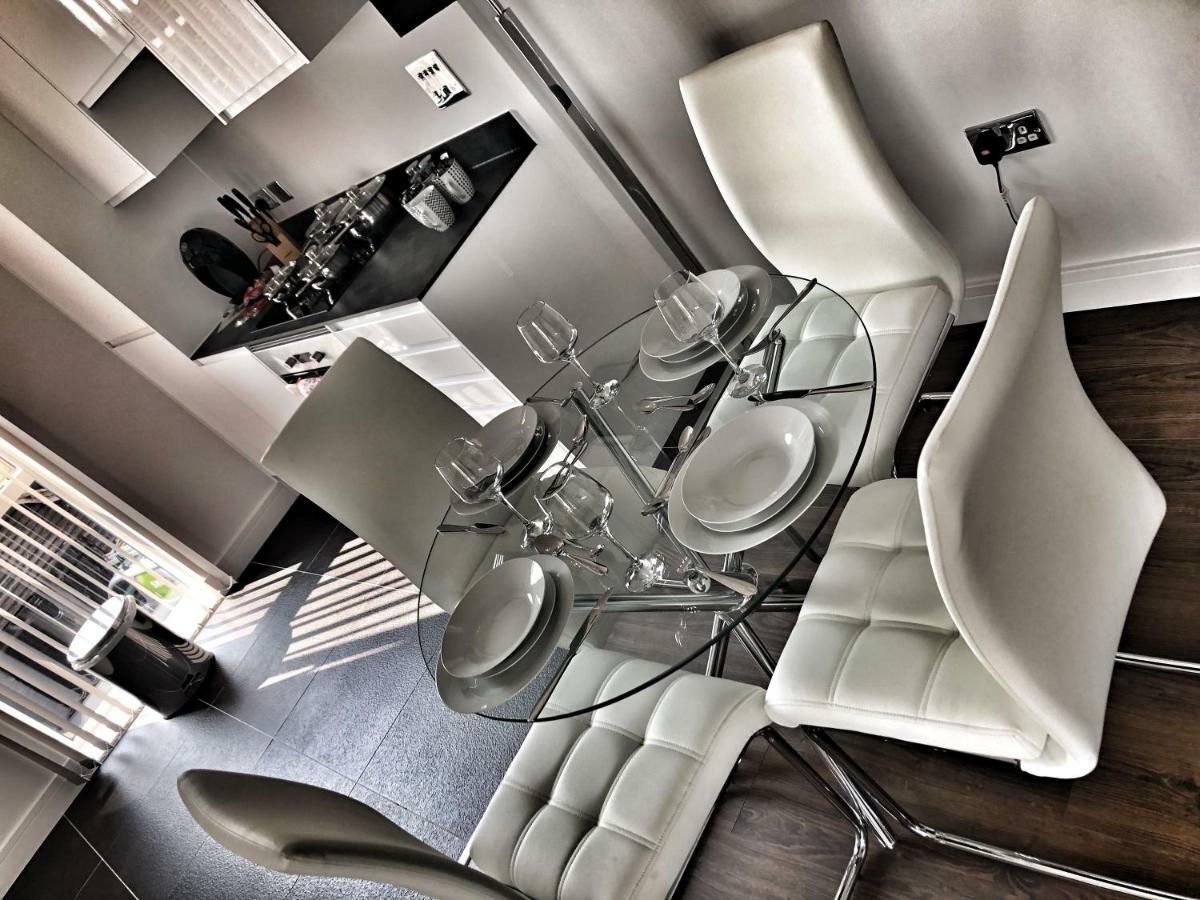 Luxury 2 Bed 2 Bath Apartment 18 Mins From Central London - Sleeps 6 Watford  Exterior foto